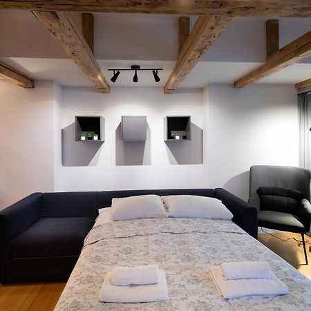 Merkela Loft Apartment Beside Vermanes Park Riga Esterno foto