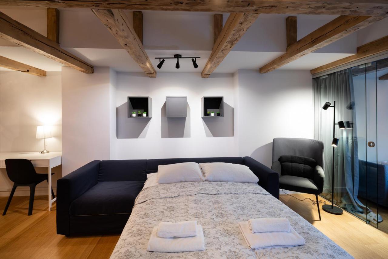 Merkela Loft Apartment Beside Vermanes Park Riga Esterno foto