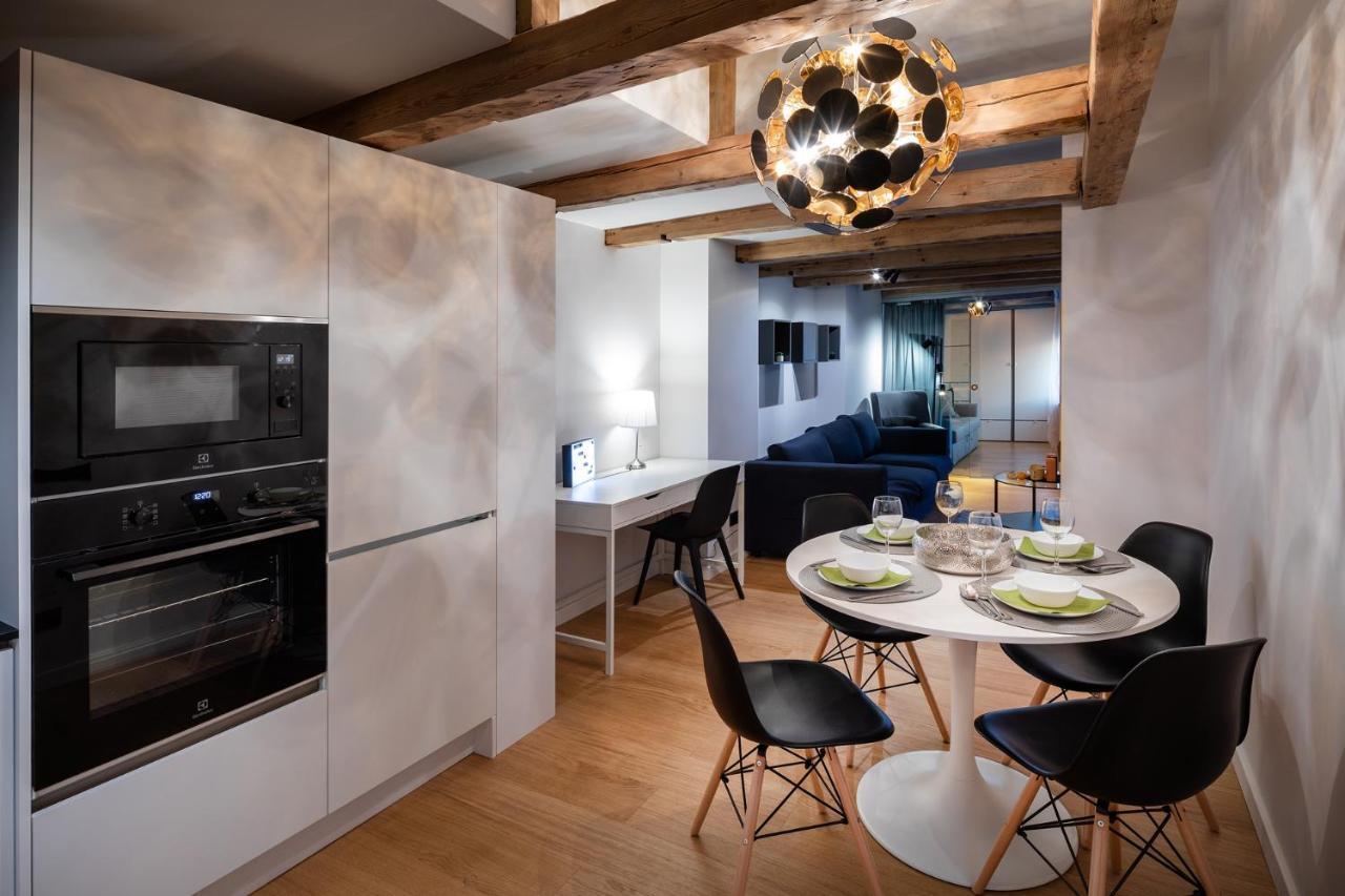 Merkela Loft Apartment Beside Vermanes Park Riga Esterno foto
